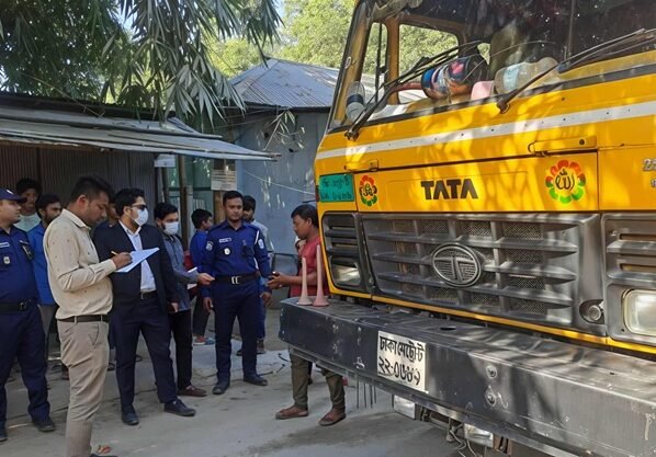 তেঁতুলিয়ায় মোবাইল কোর্টে বায়ু ও শব্দ দুষনে ব্যবসায়ী ও চালকদের জরিমানা