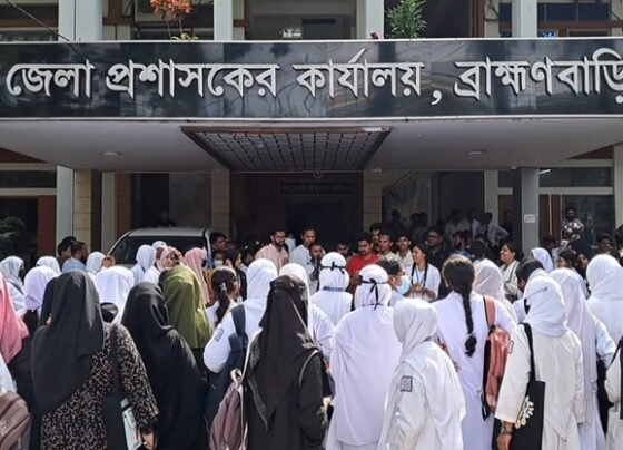 অবৈধ স্থাপনা উচ্ছেদে শিক্ষার্থীদের আলটিমেটাম:- বৃহত্তর আন্দোলনের হুঁশিয়ারি