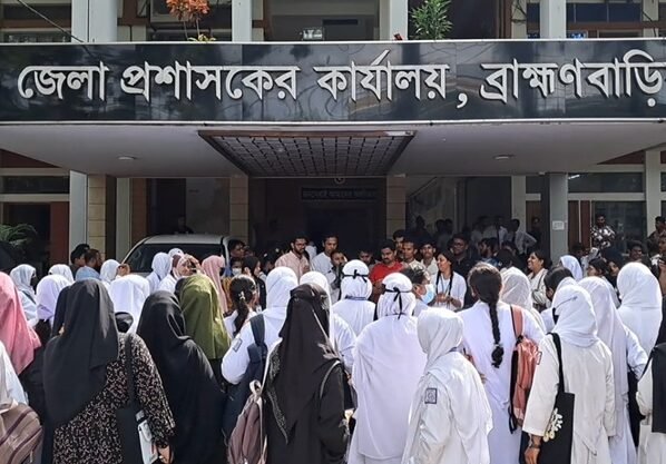 অবৈধ স্থাপনা উচ্ছেদে শিক্ষার্থীদের আলটিমেটাম:- বৃহত্তর আন্দোলনের হুঁশিয়ারি