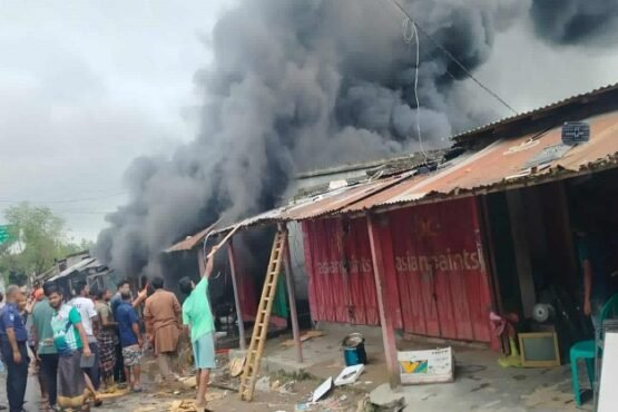 গোমস্তাপুরে বৈদ্যুতিক শর্ট সার্কিটে অগ্নিকাণ্ড, ব্যাপক ক্ষয়ক্ষতি