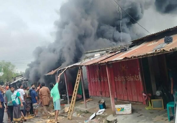 গোমস্তাপুরে বৈদ্যুতিক শর্ট সার্কিটে অগ্নিকাণ্ড, ব্যাপক ক্ষয়ক্ষতি