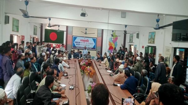 দেবীগঞ্জে গনশুনানিতে সাধারন মানুষের অভিযোগ শুনে সমাধানের আশ্বাস দিলেন জেলা প্রশাসক