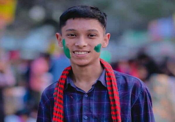 ঠাকুরগাঁওয়ের তরুণ সৈকত: একাই যেন ছোট্ট সাইবার হেল্প সেন্টার