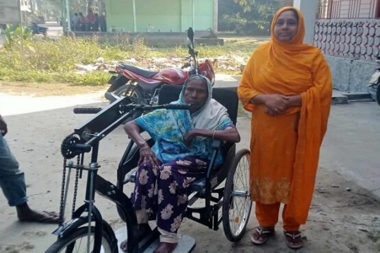 দেবীগঞ্জে দেবীগঞ্জে১০ বছর ধরে চলতে না পারা অজুফা খাতুন পেল হুইল চেয়ার