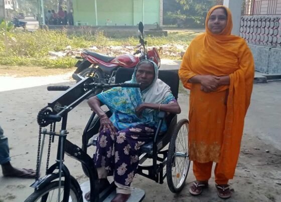 দেবীগঞ্জে দেবীগঞ্জে১০ বছর ধরে চলতে না পারা অজুফা খাতুন পেল হুইল চেয়ার