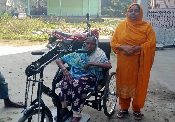 দেবীগঞ্জে দেবীগঞ্জে১০ বছর ধরে চলতে না পারা অজুফা খাতুন পেল হুইল চেয়ার