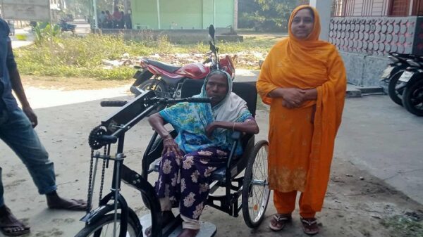 দেবীগঞ্জে দেবীগঞ্জে১০ বছর ধরে চলতে না পারা অজুফা খাতুন পেল হুইল চেয়ার