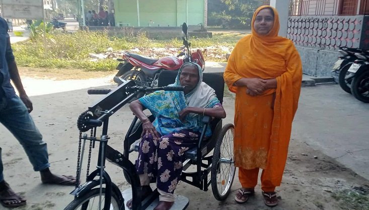 দেবীগঞ্জে দেবীগঞ্জে১০ বছর ধরে চলতে না পারা অজুফা খাতুন পেল হুইল চেয়ার