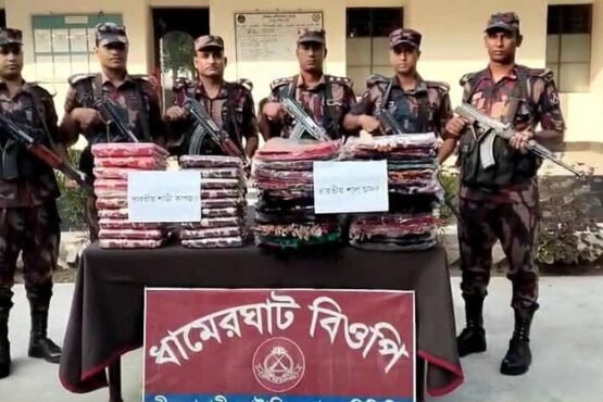 পঞ্চগড় সীমান্তে ৫৬ বিজিবির হাতে ভারতীয় শাড়ী ও শাল চাদর আটক