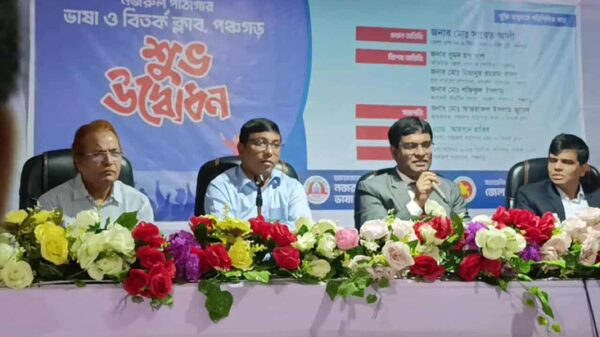 পার্লামেন্টারী বিতর্কের মধ্য দিয়ে যাত্রা শুরু হলো পঞ্চগড়ে ভাষা ও বিতর্ক ক্লাবের