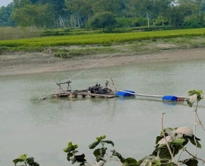 সানন্দবাড়ীতে ড্রেজার মেশিনে বালু উত্তোলন, হুমকিতে সেতু ও ফসলি জমি-নীরব প্রশাসন