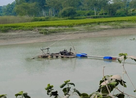 সানন্দবাড়ীতে ড্রেজার মেশিনে বালু উত্তোলন, হুমকিতে সেতু ও ফসলি জমি-নীরব প্রশাসন