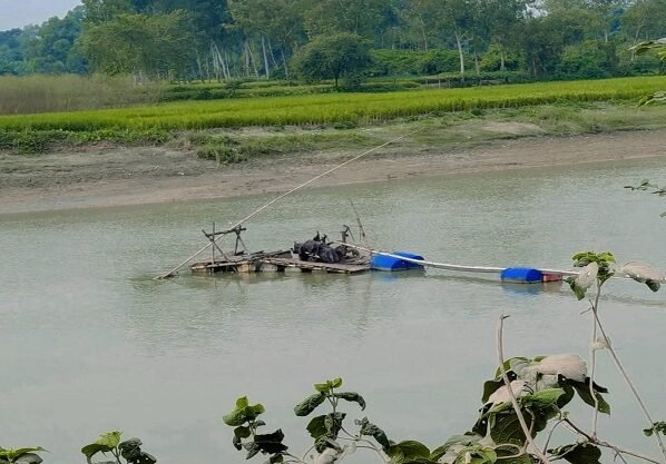 সানন্দবাড়ীতে ড্রেজার মেশিনে বালু উত্তোলন, হুমকিতে সেতু ও ফসলি জমি-নীরব প্রশাসন