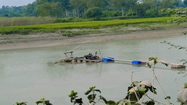 সানন্দবাড়ীতে ড্রেজার মেশিনে বালু উত্তোলন, হুমকিতে সেতু ও ফসলি জমি-নীরব প্রশাসন