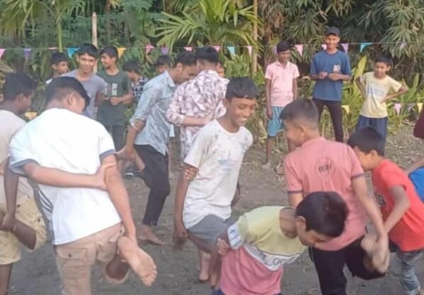 পঞ্চগড়ে হারিয়ে যাওয়া গ্রামীণ খেলায় মেতে উঠলেন সবাই