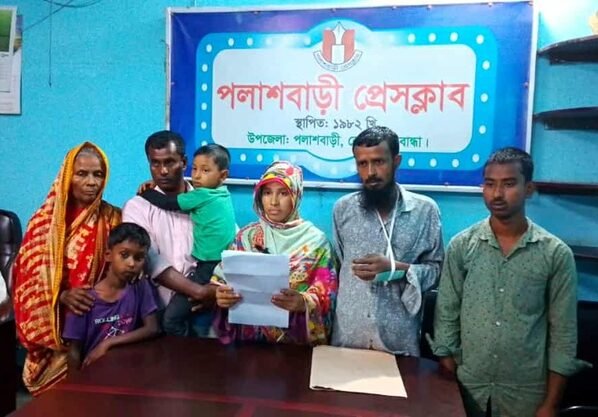 পলাশবাড়ীতে জমি নিয়ে দ্বন্দ্ব-বাদীর স্বামীর হাতের আঙ্গুল কেটে দেওয়ার অভিযোগ বিবাদীর বিরুদ্ধে