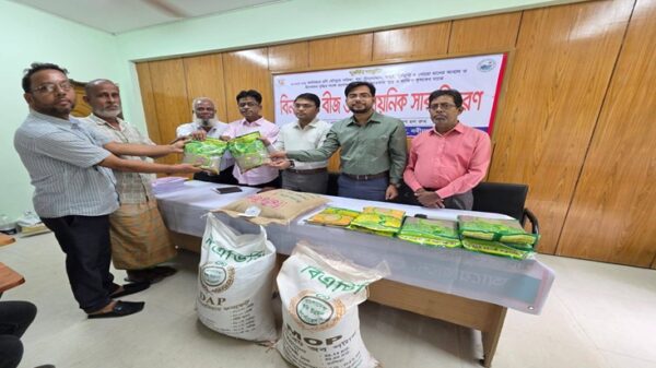 ফসল উৎপাদন বৃদ্ধি ও খরচ কমাতে নবীনগরে কৃষকদের প্রণোদনা বিতরণ শুরু
