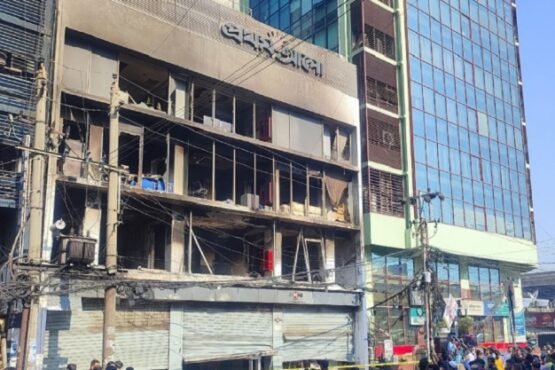 ১০ ঘণ্টার চেষ্টায় পুরোপুরি নিভেছে প্রথম আলো কার্যালয়ের আগুন