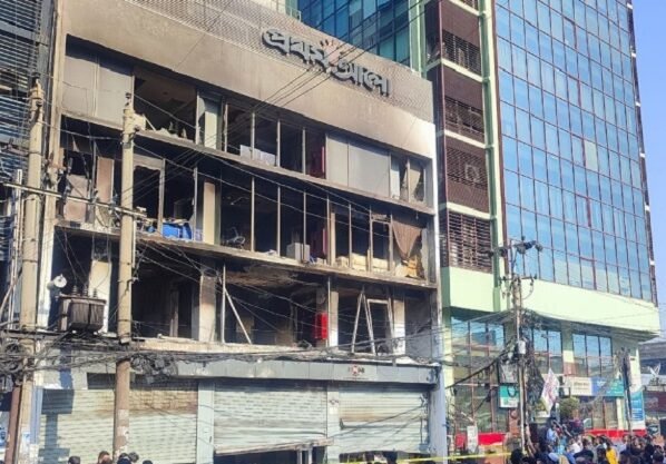 ১০ ঘণ্টার চেষ্টায় পুরোপুরি নিভেছে প্রথম আলো কার্যালয়ের আগুন