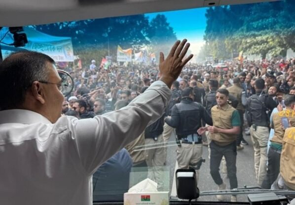 জাতীয় স্মৃতিসৌধে শ্রদ্ধা জানাতে সাভারের পথে তারেক রহমান