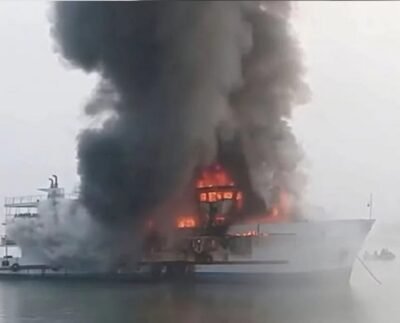পুড়ে গেলো সেন্টমার্টিনগামী জাহাজ
