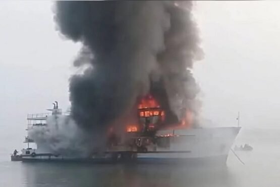 পুড়ে গেলো সেন্টমার্টিনগামী জাহাজ