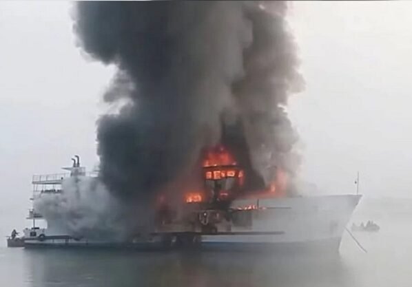 পুড়ে গেলো সেন্টমার্টিনগামী জাহাজ