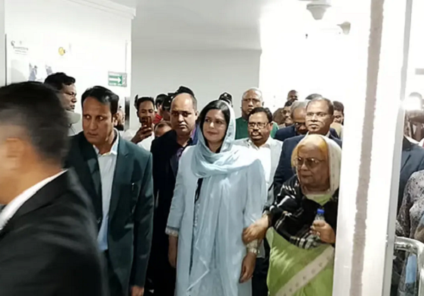 এভারকেয়ার হাসপাতালে পৌঁছেছেন জুবাইদা রহমান