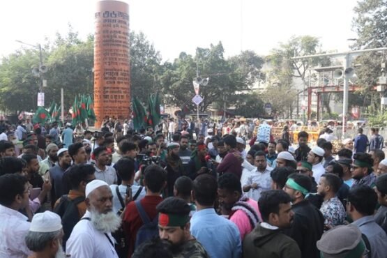 শাহবাগে বিক্ষোভ থেকে ভারতীয় পণ্য বয়কটের ডাক