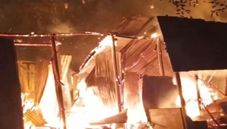 লক্ষ্মীপুরে বিএনপি নেতার ঘর তালাবদ্ধ করে অগ্নিসংযোগের অভিযোগ, মৃত্যু ঘুমন্ত শিশুর