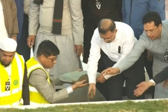 রাষ্ট্রীয় মর্যাদায় স্বামীর কবরের পাশে সমাহিত হলেন খালেদা জিয়া