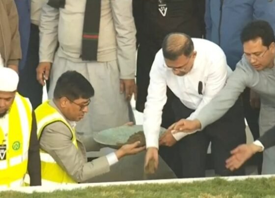 রাষ্ট্রীয় মর্যাদায় স্বামীর কবরের পাশে সমাহিত হলেন খালেদা জিয়া