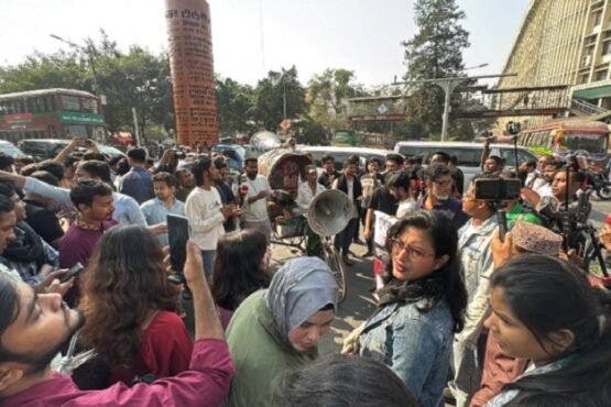 স্বরাষ্ট্র উপদেষ্টার পদত্যাগ চেয়ে শাহবাগ অবরোধ জাতীয় ছাত্রশক্তির