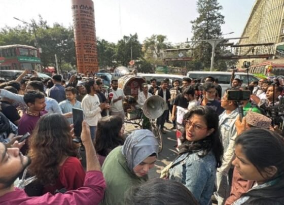 স্বরাষ্ট্র উপদেষ্টার পদত্যাগ চেয়ে শাহবাগ অবরোধ জাতীয় ছাত্রশক্তির