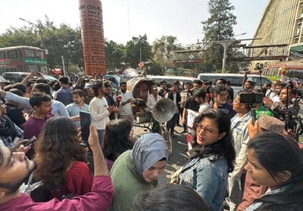 স্বরাষ্ট্র উপদেষ্টার পদত্যাগ চেয়ে শাহবাগ অবরোধ জাতীয় ছাত্রশক্তির