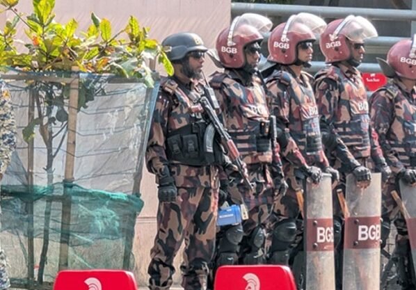 এভারকেয়ারের সামনে বিজিবি মোতায়েন