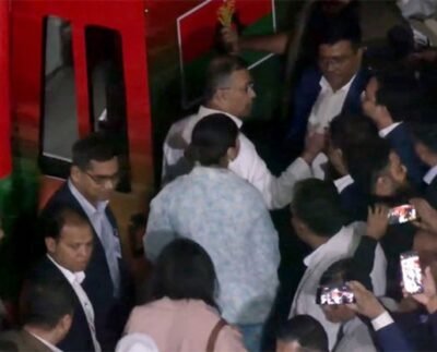 হাসপাতালে মাকে দেখে গুলশানের বাসার পথে তারেক রহমান