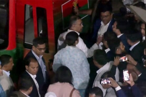 হাসপাতালে মাকে দেখে গুলশানের বাসার পথে তারেক রহমান