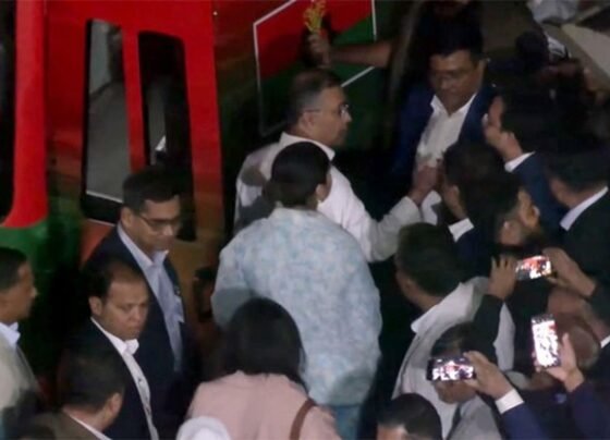 হাসপাতালে মাকে দেখে গুলশানের বাসার পথে তারেক রহমান