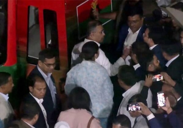 হাসপাতালে মাকে দেখে গুলশানের বাসার পথে তারেক রহমান