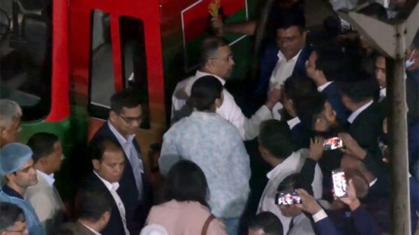 হাসপাতালে মাকে দেখে গুলশানের বাসার পথে তারেক রহমান