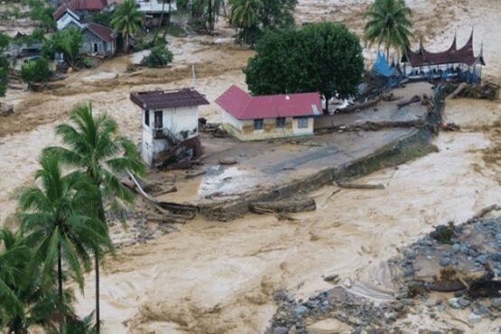 ইন্দোনেশিয়ায় ভয়াবহ বন্যা-ভূমিধস: মৃতের সংখ্যা ৯০০ ছাড়াল
