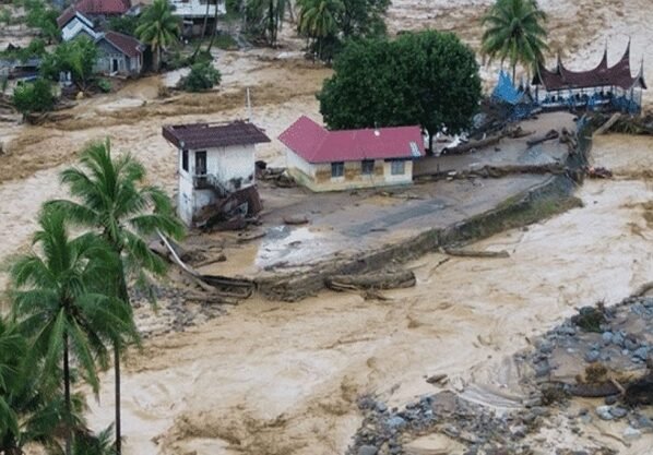 ইন্দোনেশিয়ায় ভয়াবহ বন্যা-ভূমিধস: মৃতের সংখ্যা ৯০০ ছাড়াল