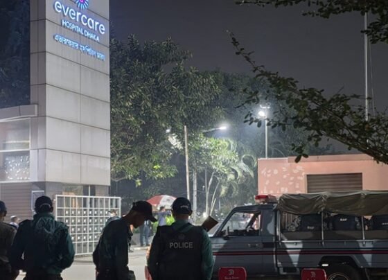 খালেদা জিয়াকে দেখতে এভারকেয়ারে তিন বাহিনীর প্রধানরা