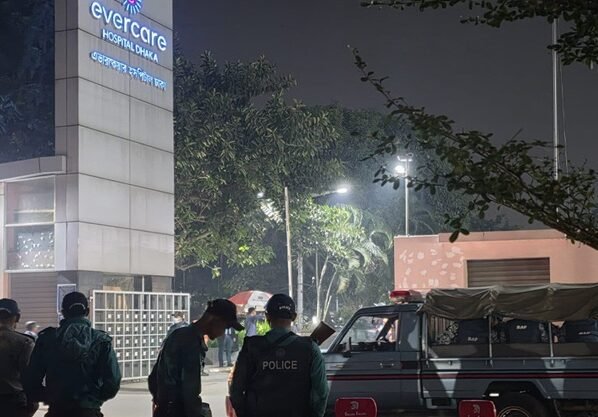 খালেদা জিয়াকে দেখতে এভারকেয়ারে তিন বাহিনীর প্রধানরা