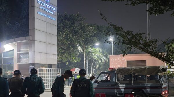 খালেদা জিয়াকে দেখতে এভারকেয়ারে তিন বাহিনীর প্রধানরা