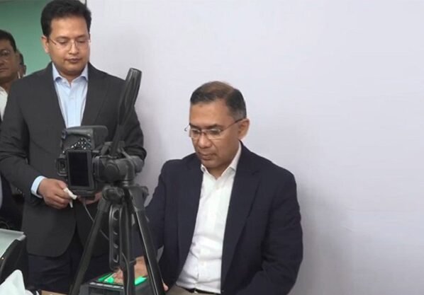 নির্বাচন কমিশনে ছবি ও বায়োমেট্রিক দিলেন তারেক রহমান