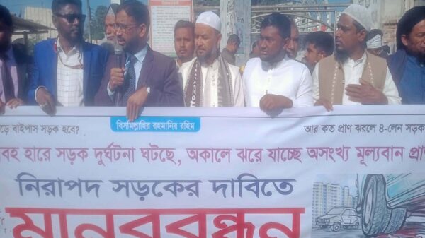 অকাল মৃত্যু রোধ ও নিরাপদ সড়কের দাবিতে পঞ্চগড়ে মানববন্ধন