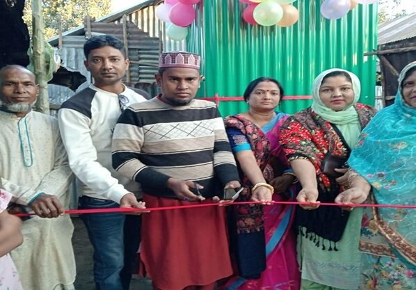 ঠাকুরগাঁওয়ে দরিদ্র পরিবারের মাঝে সেমিপাকা স্যানিটেশন বিতরণ