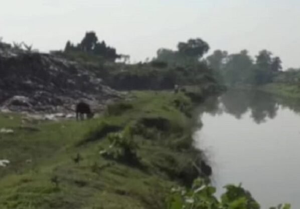 শেরপুরে আবর্জনা ফেলা হচ্ছে নদীর পাড়ে, বাড়ছে স্বাস্থ্যঝুঁকি